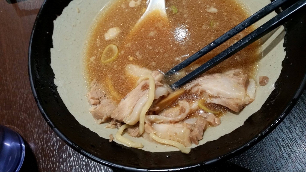 大塚『北大塚ラーメン』のチャーシュー麺の、スープのアップ写真