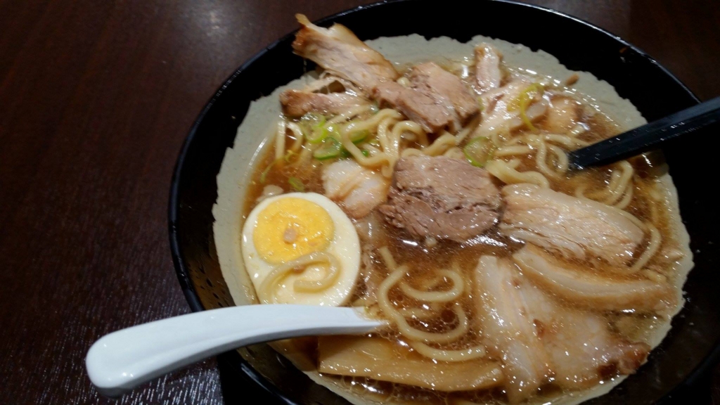 大塚『北大塚ラーメン』のチャーシュー麺の食べかけの写真