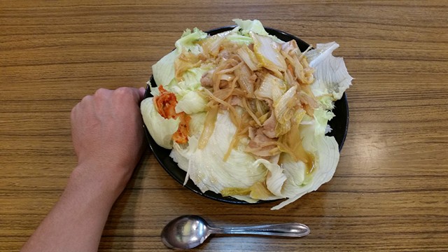 曙橋（新宿近く）『定食屋酒場食堂』の288円定食と拳のサイズ比較写真