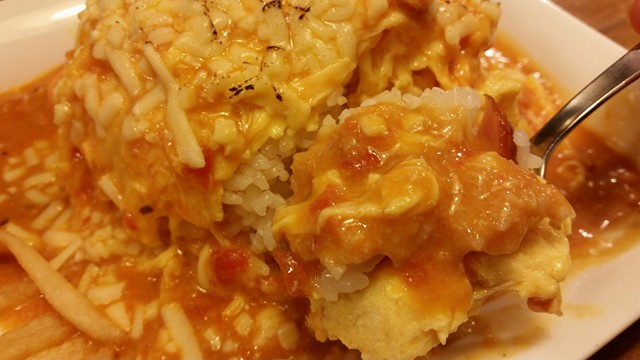 高田馬場『オムライスLABO』の、とろーり焼きチーズ蟹クリームオムライスの写真