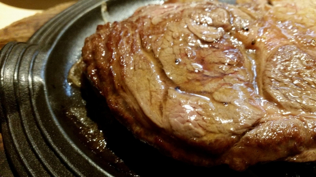 新小岩『レストランうちだ』のSWビフテキの、肉の油のアップ写真