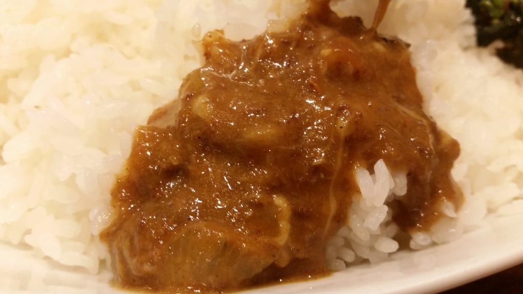 ご飯に乗せた牛スジ焼きチーズカレー