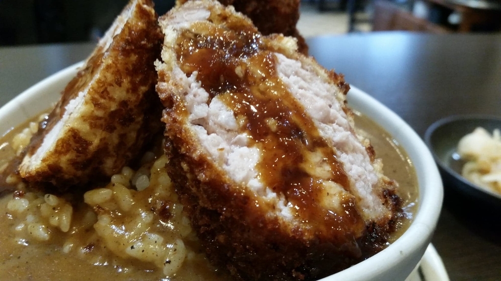 f:id:hitomishiriman:20180930183500j:plain トンカツのアップ