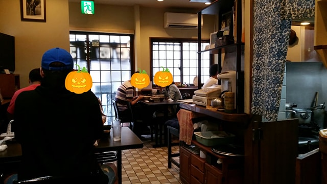 王ろじの店内