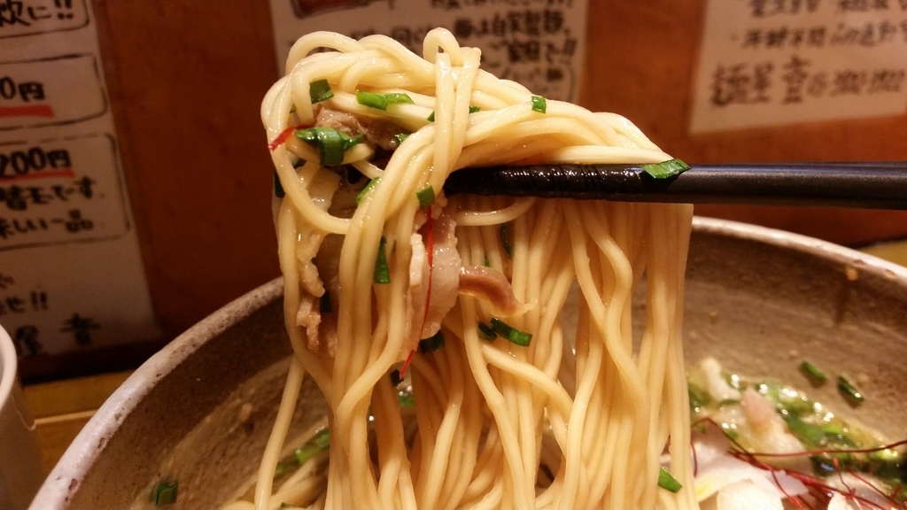 ニラ玉肉そばの麺