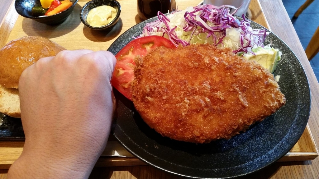f:id:hitomishiriman:20181004222108j:plain とんかつと拳のサイズ比較