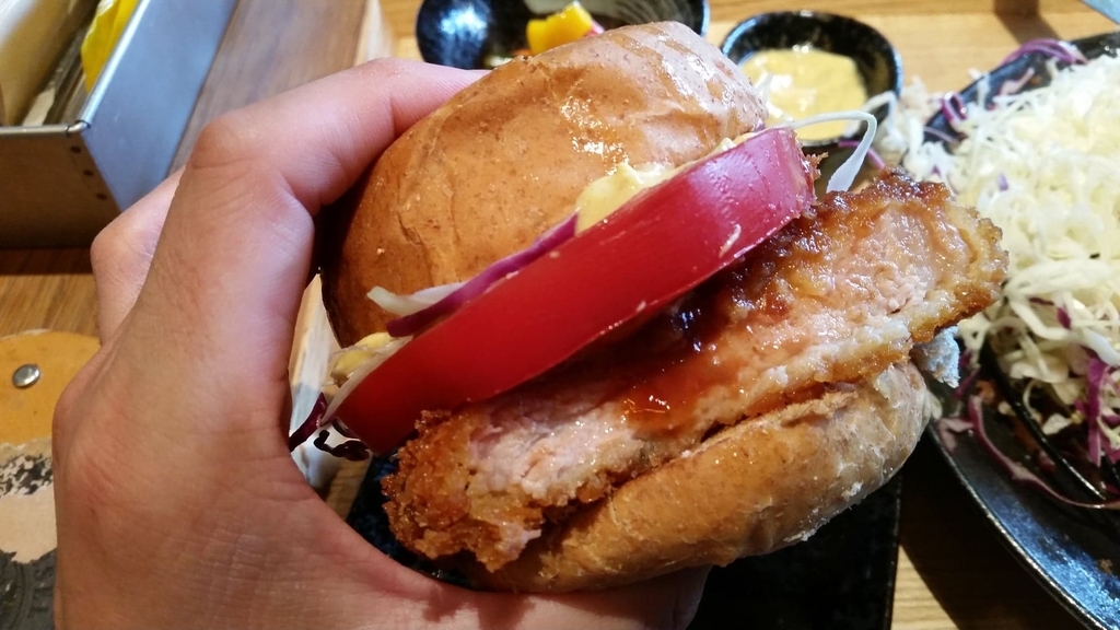 掴んだとんかつバーガー