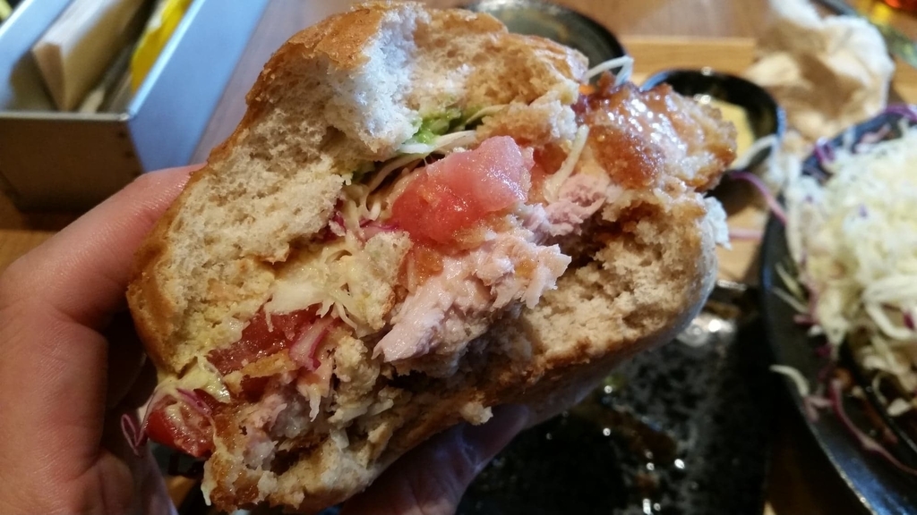 f:id:hitomishiriman:20181005074236j:plain 食べかけのとんかつバーガー