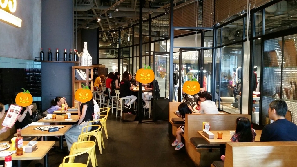 f:id:hitomishiriman:20181005075450j:plain グロリアスチェーンカフェの店内①