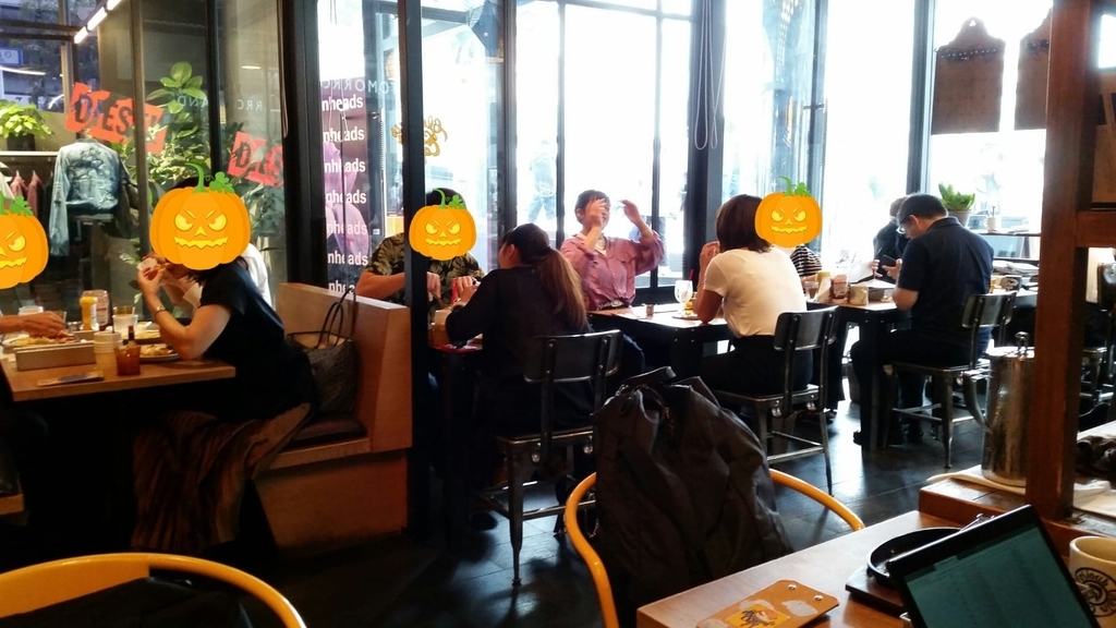 f:id:hitomishiriman:20181005075453j:plain グロリアスチェーンカフェの店内②