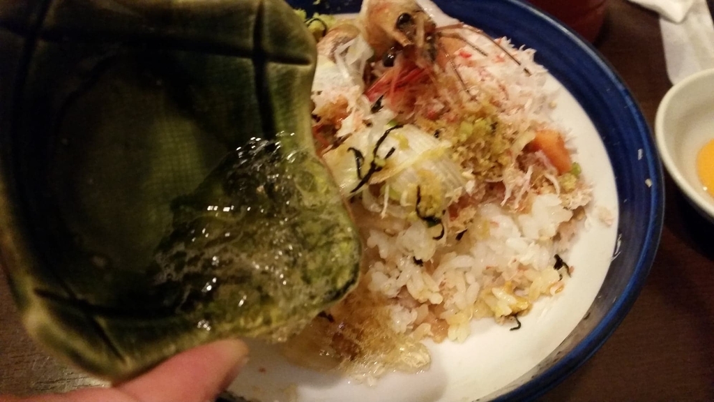 海宝丼にすし酢ジュレを入れる