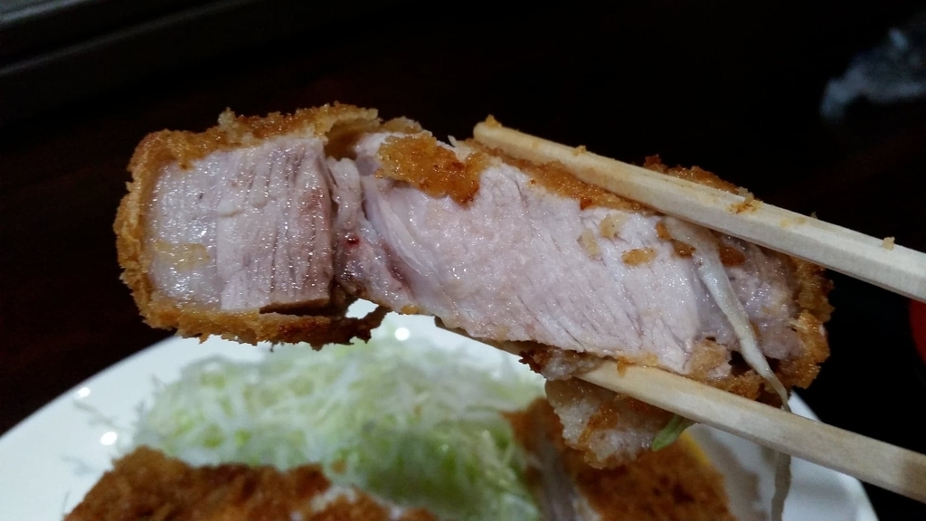 f:id:hitomishiriman:20181016215302j:plain 箸で掴んだとんかつ②