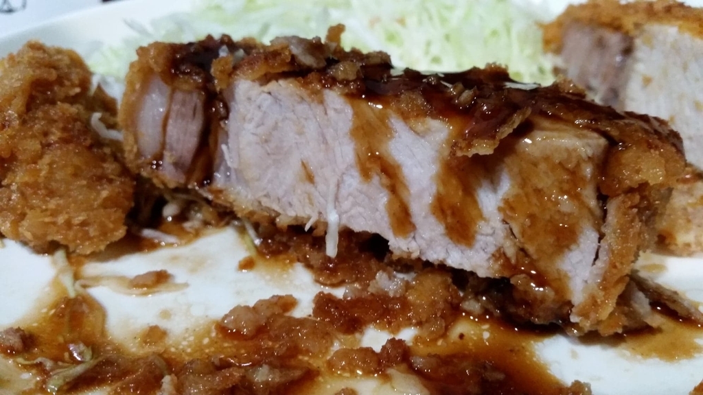 f:id:hitomishiriman:20181016215731j:plain ソースをかけたとんかつ