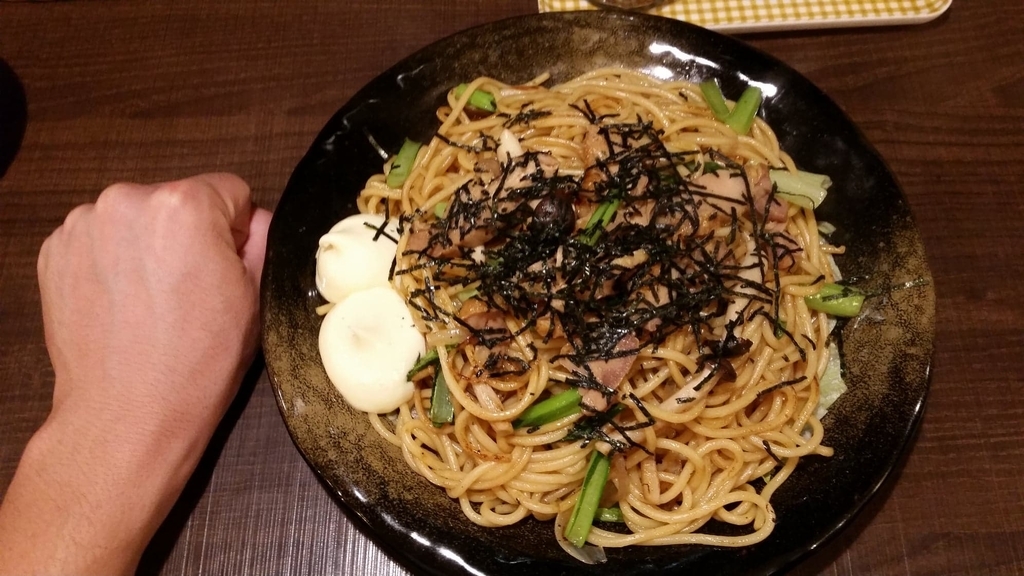 上野『ロメスパバルボア』の、照り焼きチキン特盛りと拳のサイズ比較写真