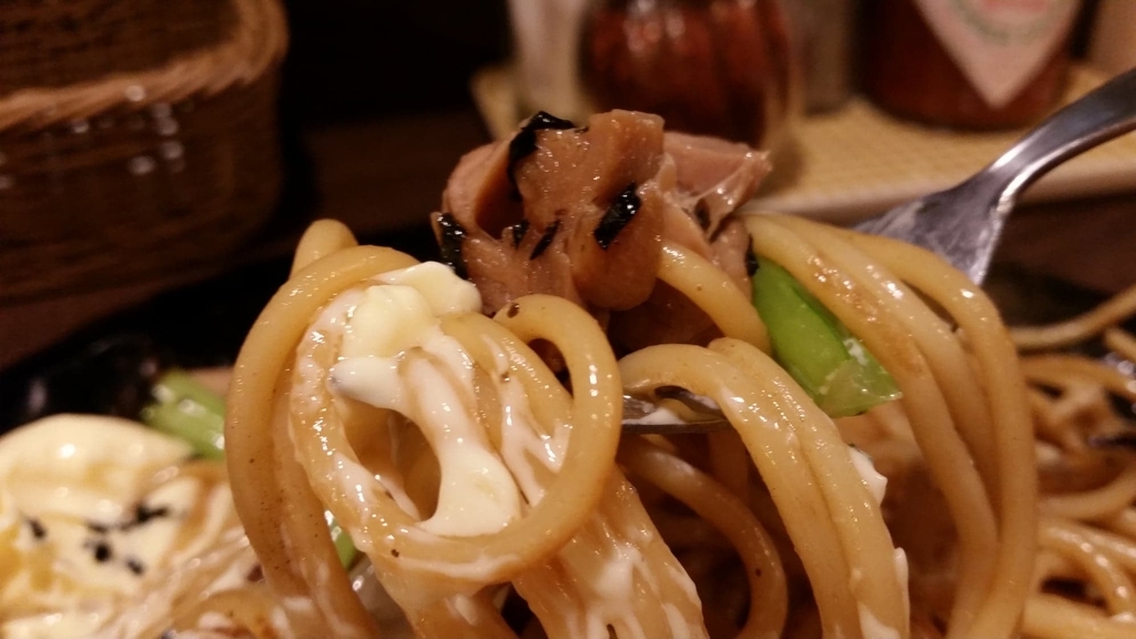 上野『ロメスパバルボア』の照り焼きチキン特盛りに、マヨネーズをつけた写真