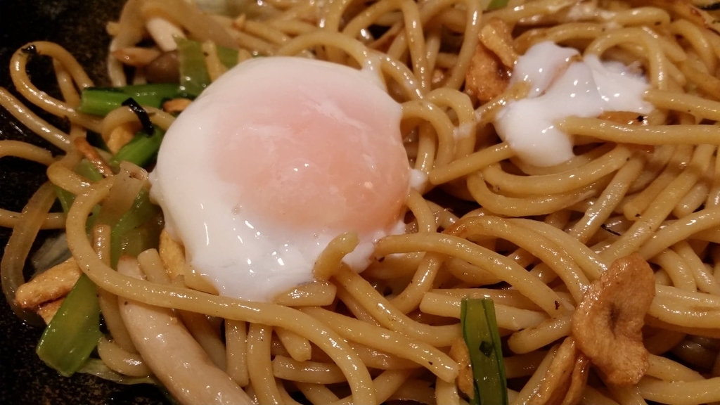 上野『ロメスパバルボア』の照り焼きチキン特盛りに、温泉たまごを乗せた写真