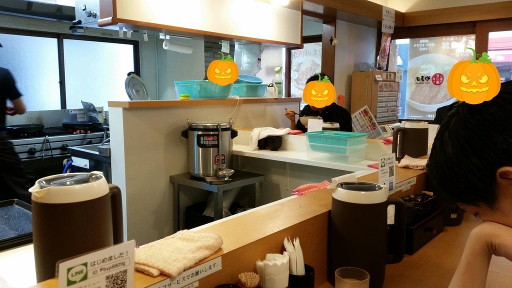 丼やまのの店内