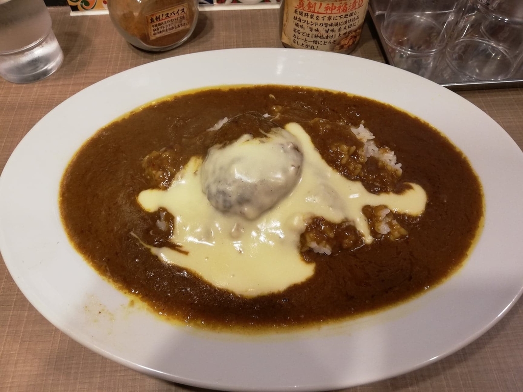 自家製チーズフォンデューの手ごねハンバーグカレー