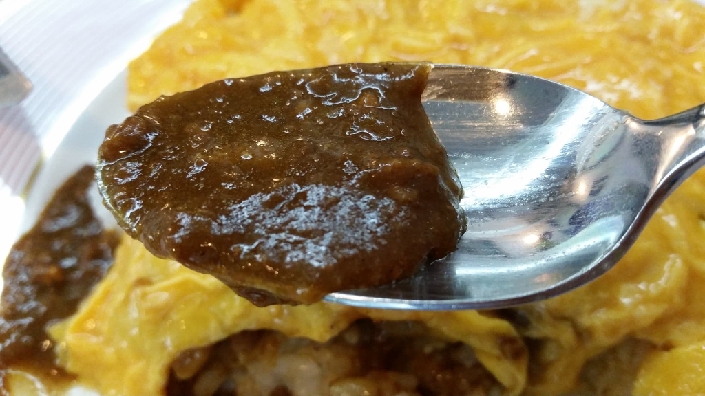 スプーンですくったドライキーマカレー