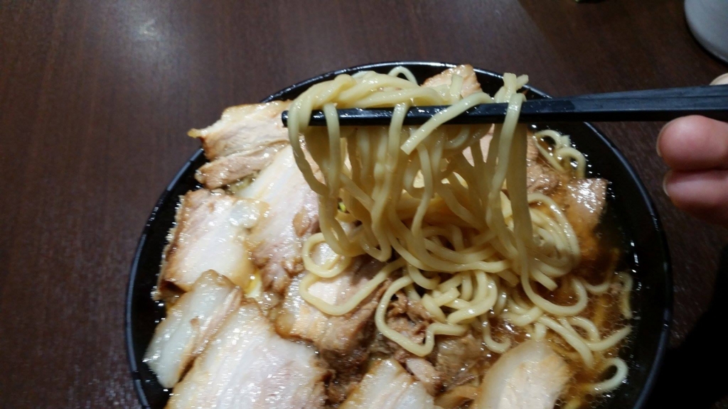 箸で掴んだ麺