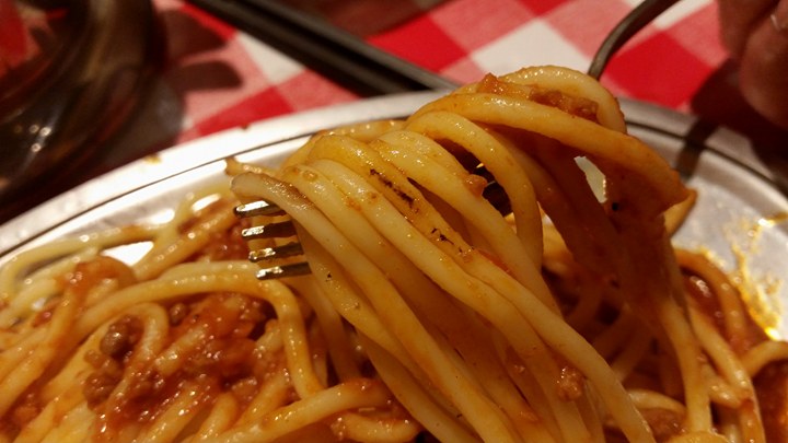 フォークで掴んだ麺