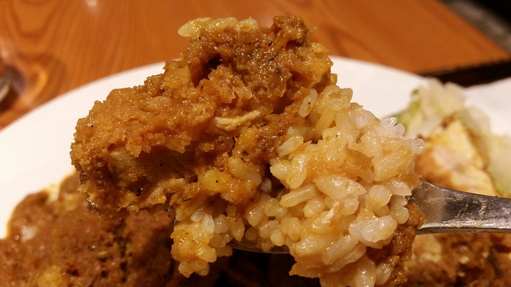 f:id:hitomishiriman:20181119081215j:plain スプーンですくったカツとカレー