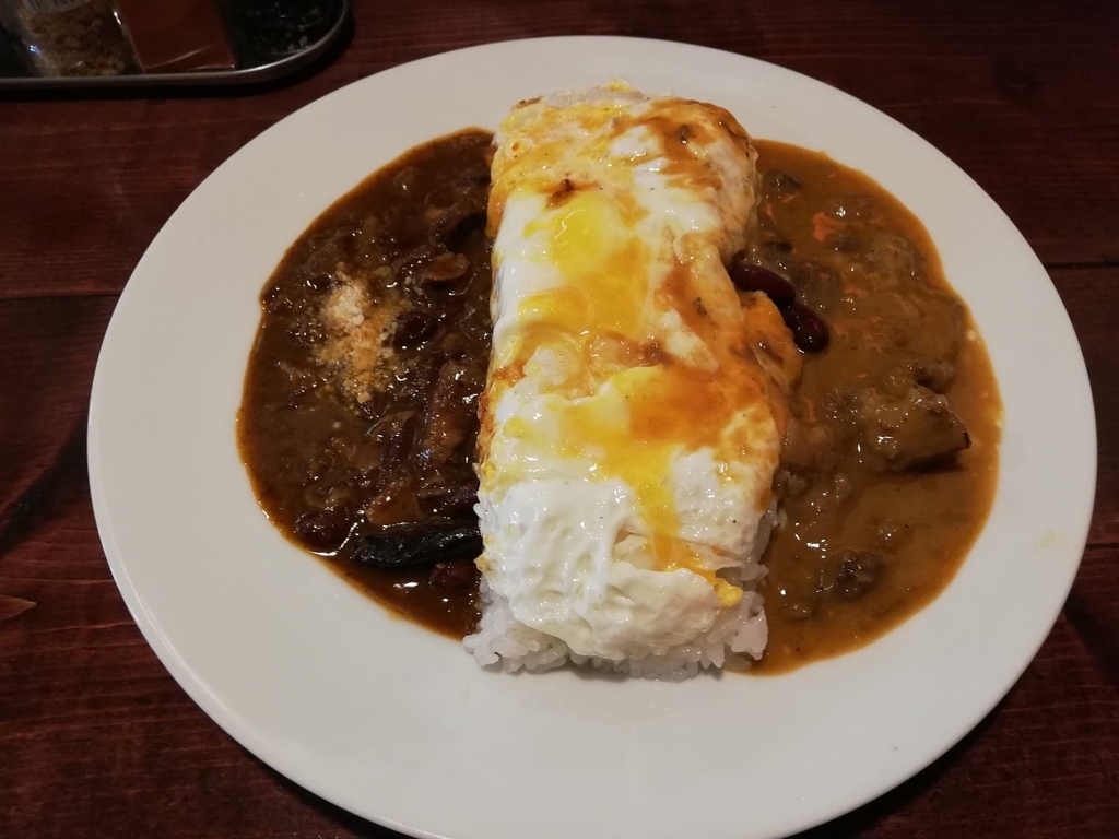 ハーフアンドハーフのオムご飯