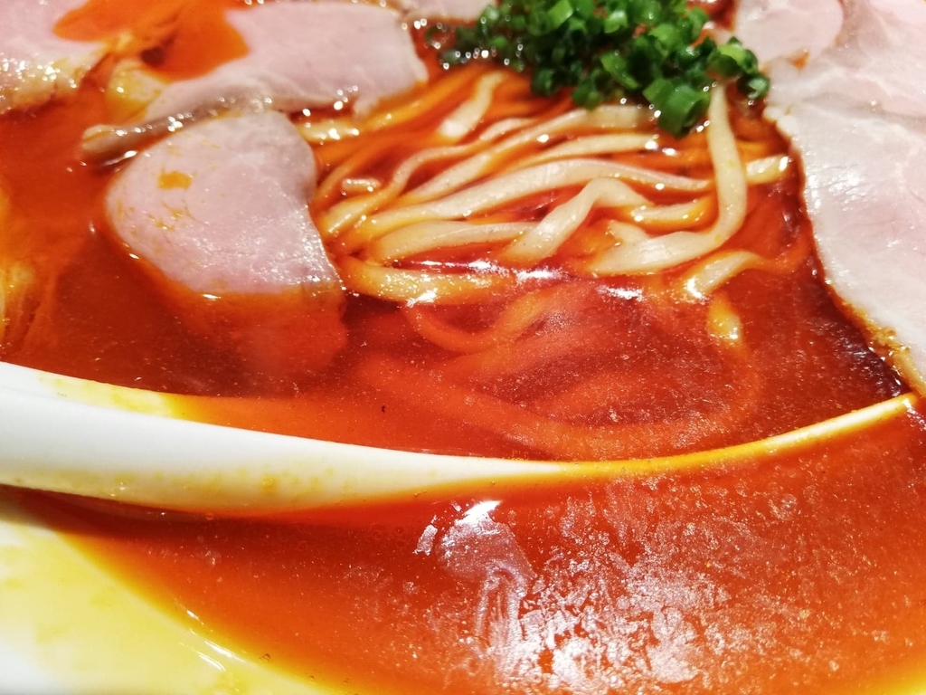 上野『さんじ』の赤潮ラーメンの、スープのアップ写真