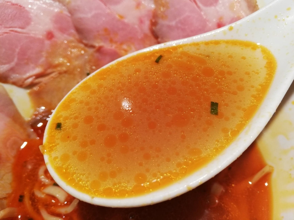 上野『さんじ』の赤潮ラーメンの、スープの油のアップ写真