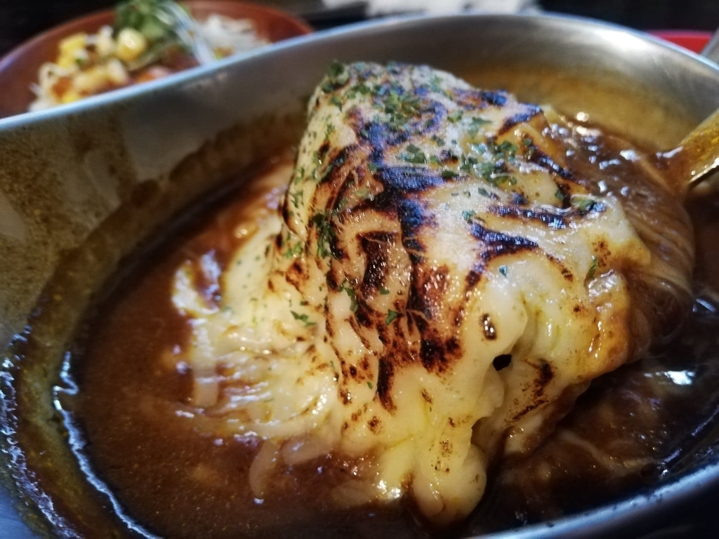 記事トップの牛すじ炙りチーズカレーライス