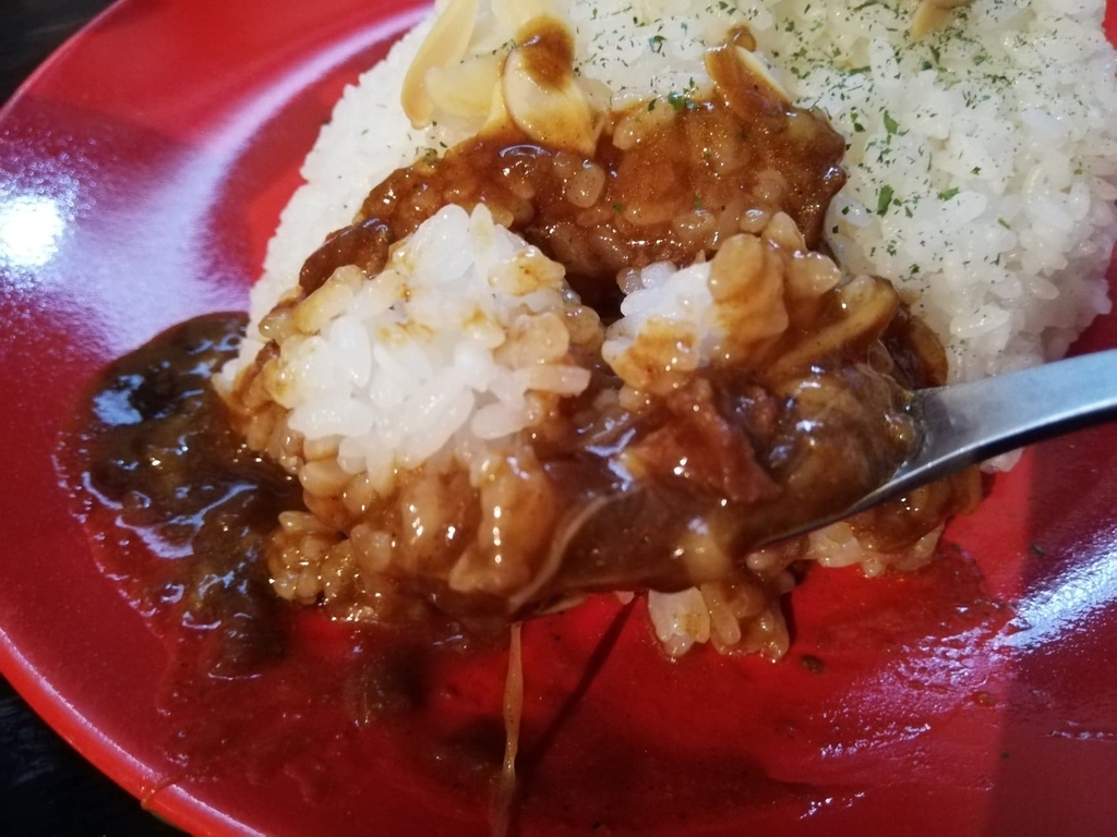 スプーンですくった牛すじ炙りチーズカレーライス