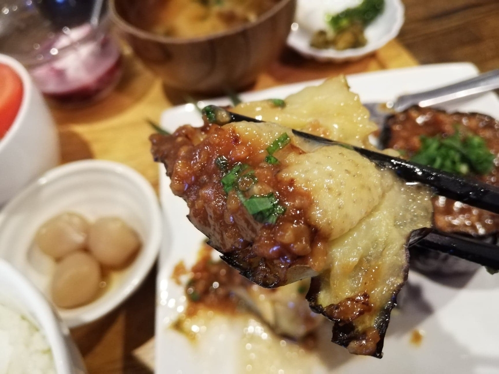 箸で掴んだ米ナスの肉味噌田楽