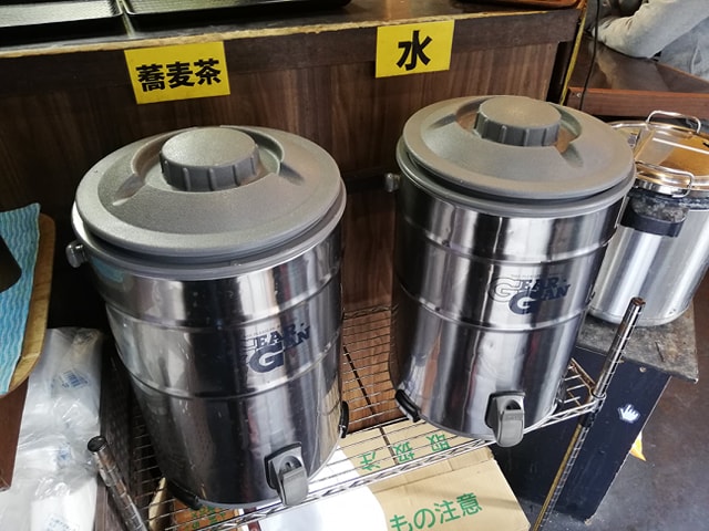 なぜ蕎麦にラー油を入れるのか。（池袋の壬生）の店内の蕎麦茶と水