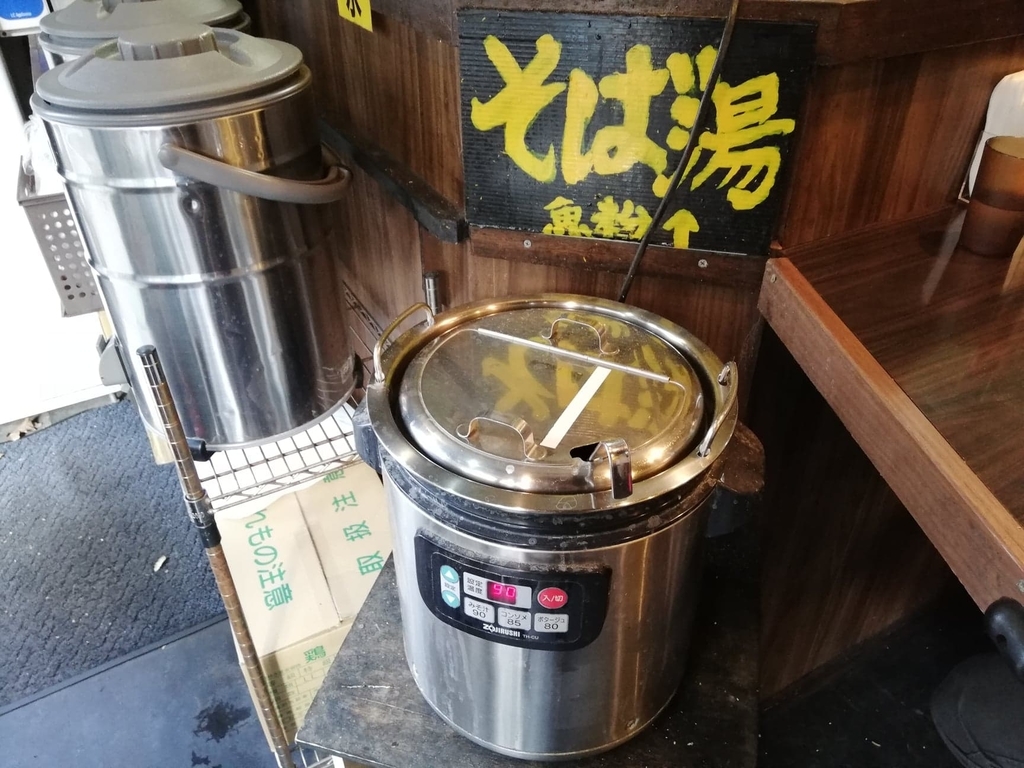 なぜ蕎麦にラー油を入れるのか。（池袋の壬生）の店内のそば湯