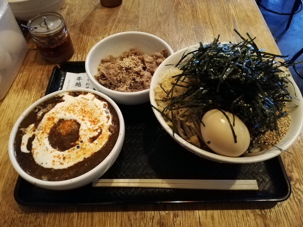 なぜ蕎麦にラー油を入れるのか。（池袋の壬生）の黒カレー肉そば