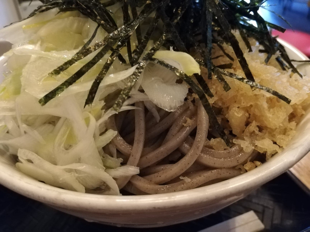 黒カレー肉そばの麺のアップ