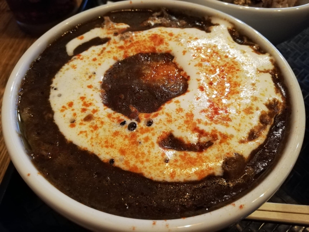 なぜ蕎麦にラー油を入れるのか。（池袋の壬生）の黒カレー