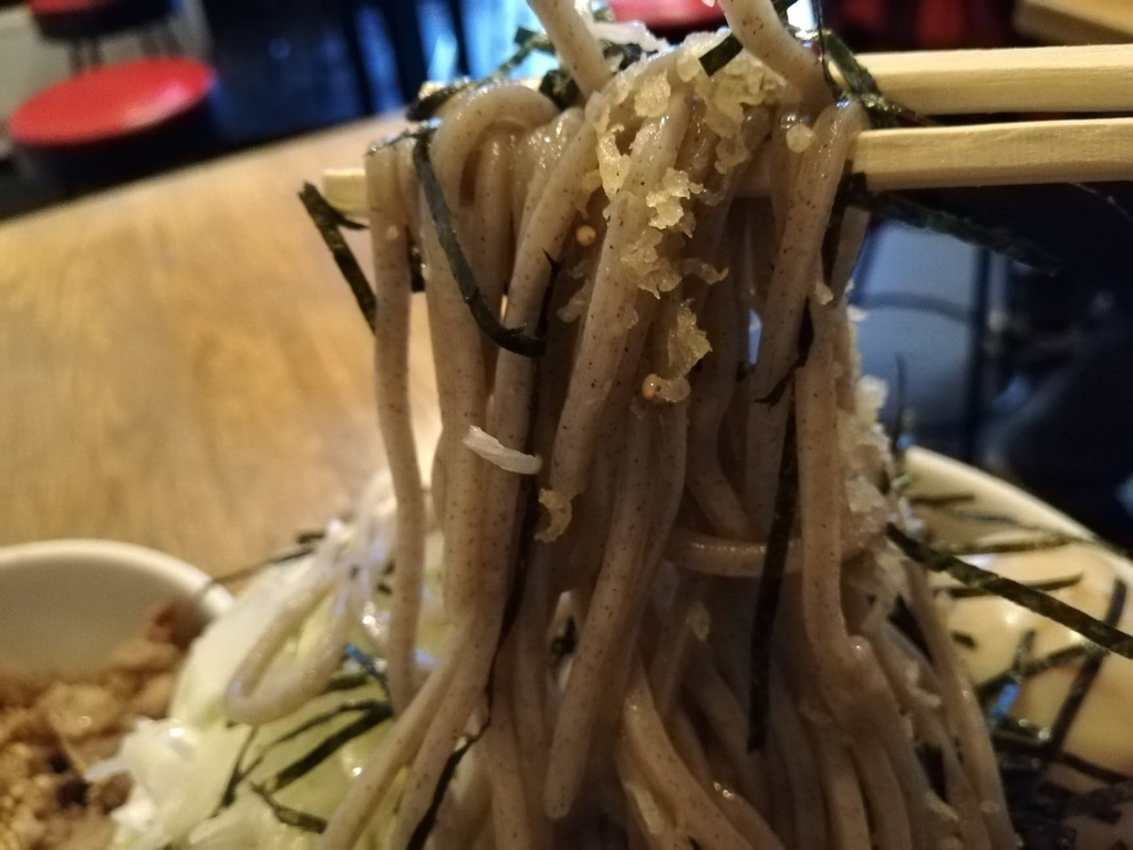 箸で持ち上げた麺のアップ