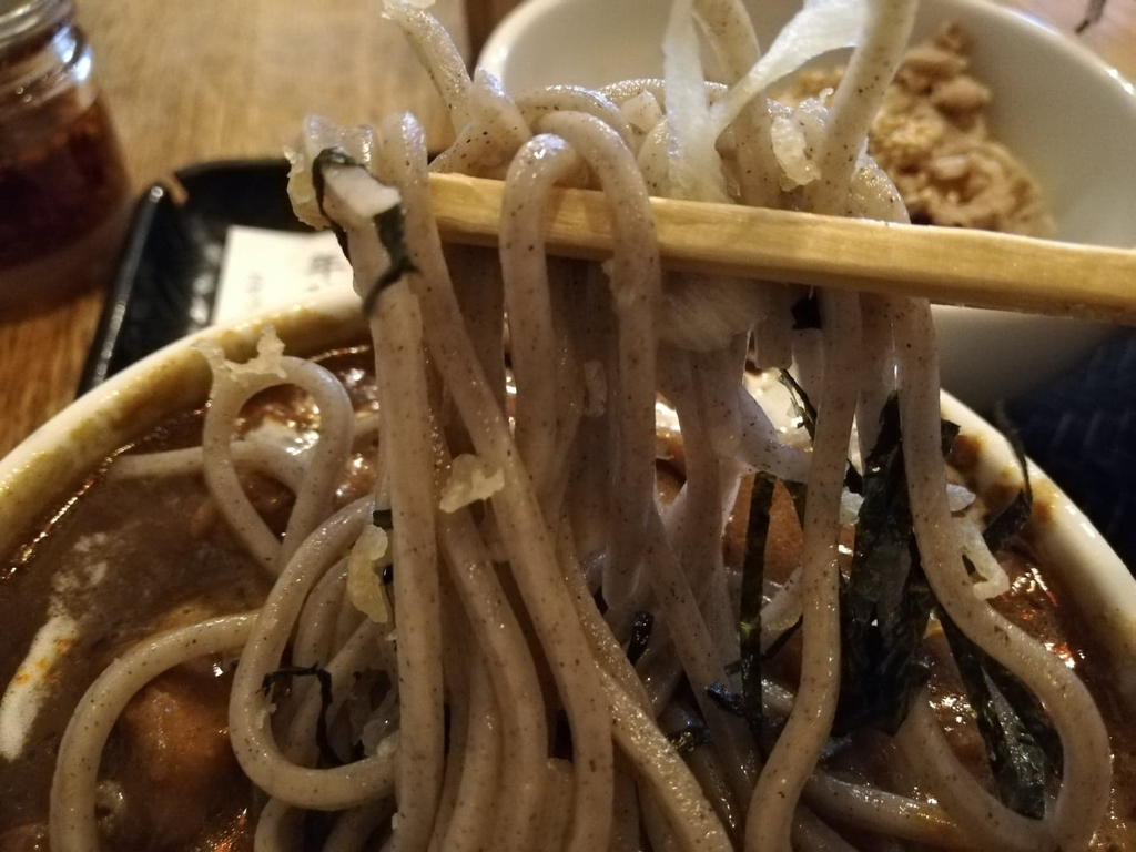 箸で掴んだ麺のアップ