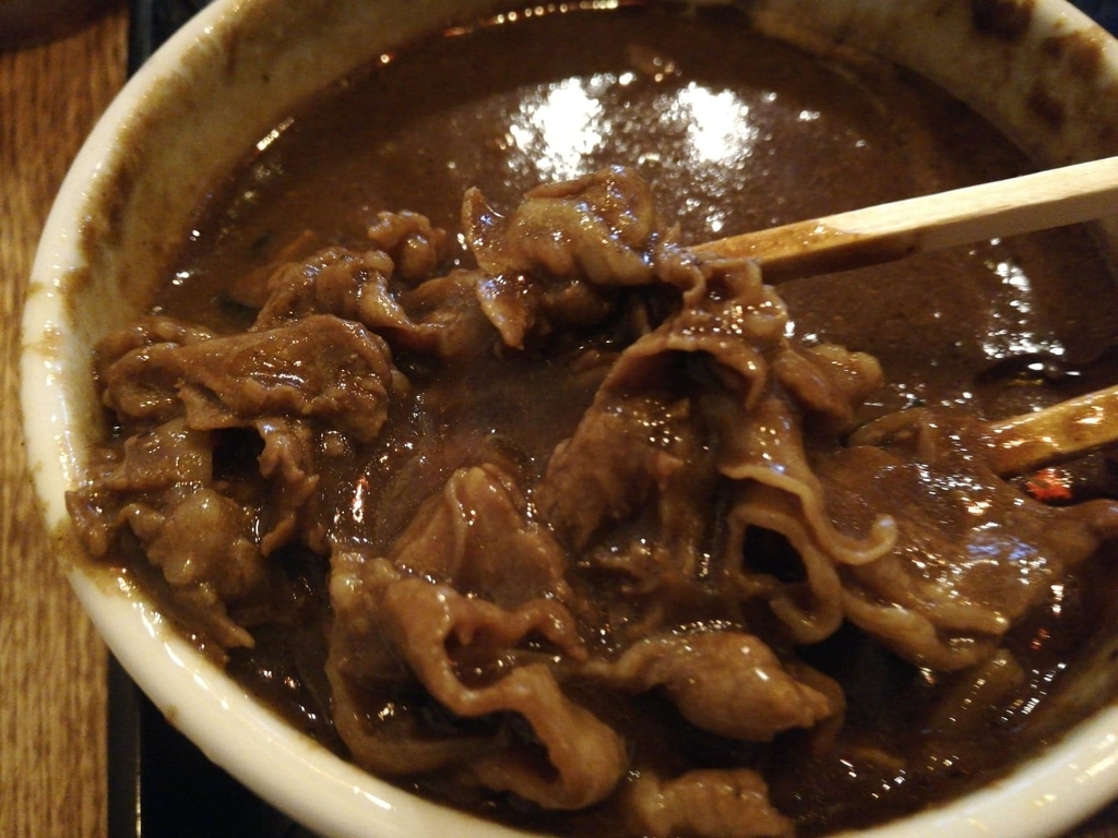 黒カレーと混ざった肉