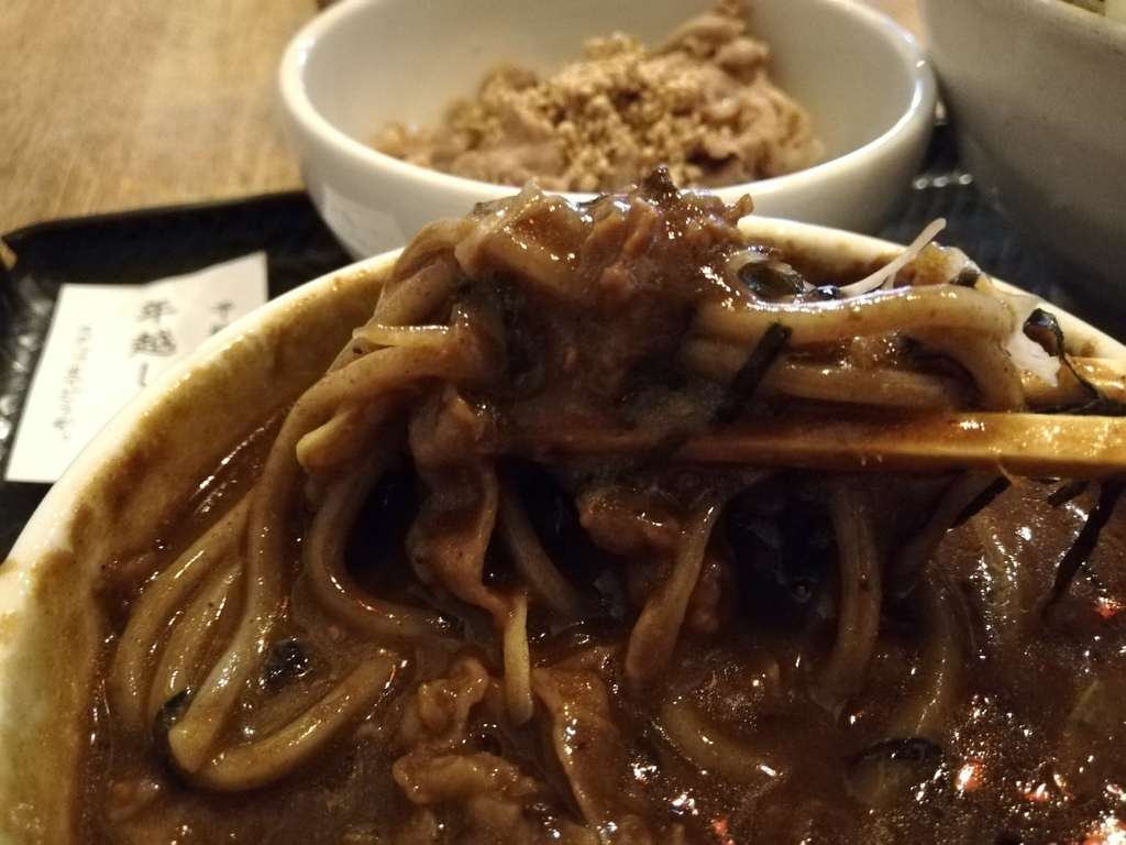 箸で持ち上げた麺と肉