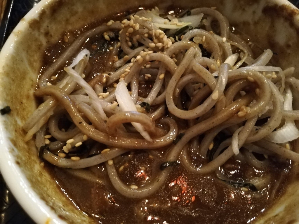 器に入れた黒カレーと麺