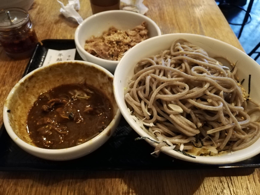 残り半分の黒カレー肉そば