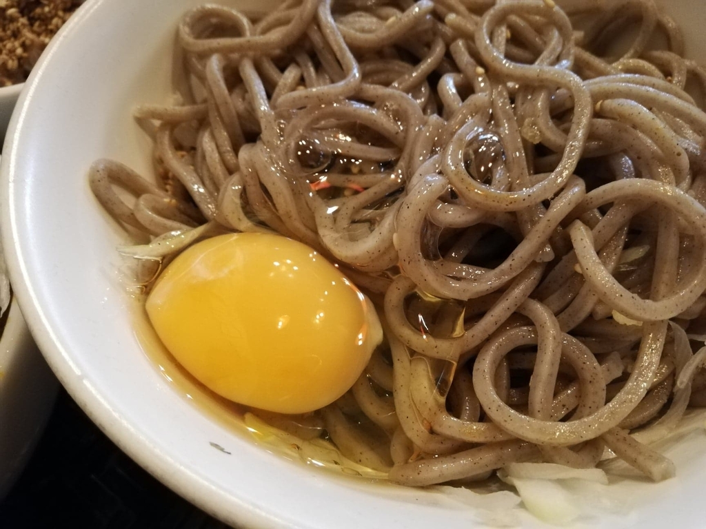 麺の上に乗せた生卵