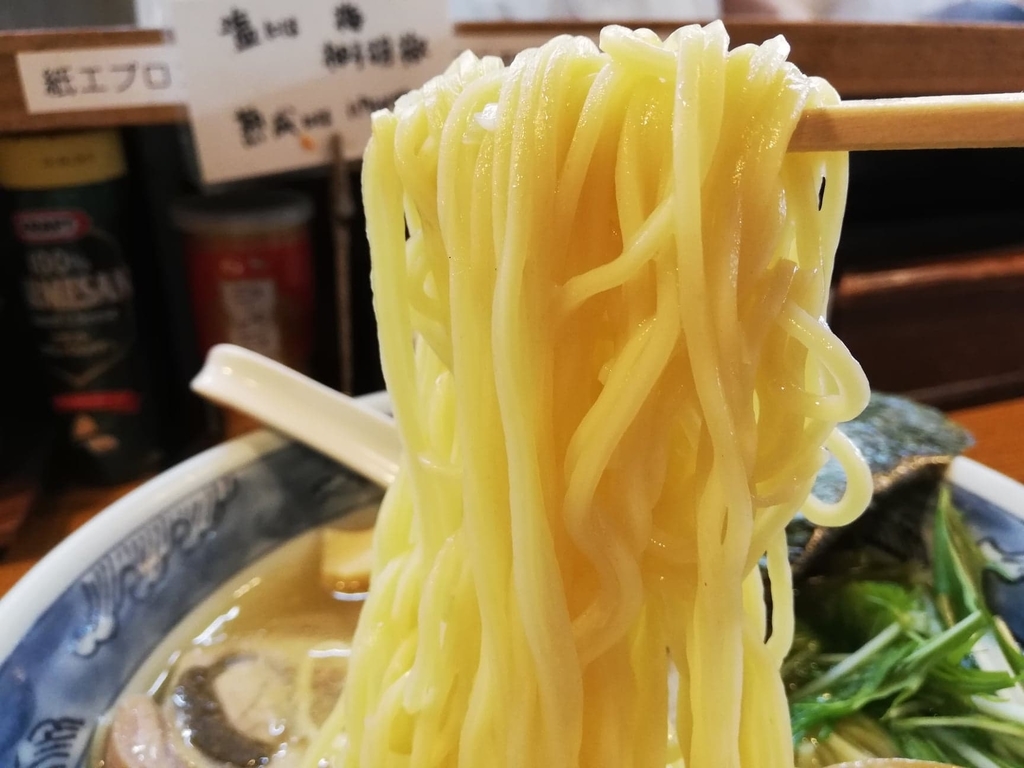 特選塩ラーメンの麺を箸で掴む