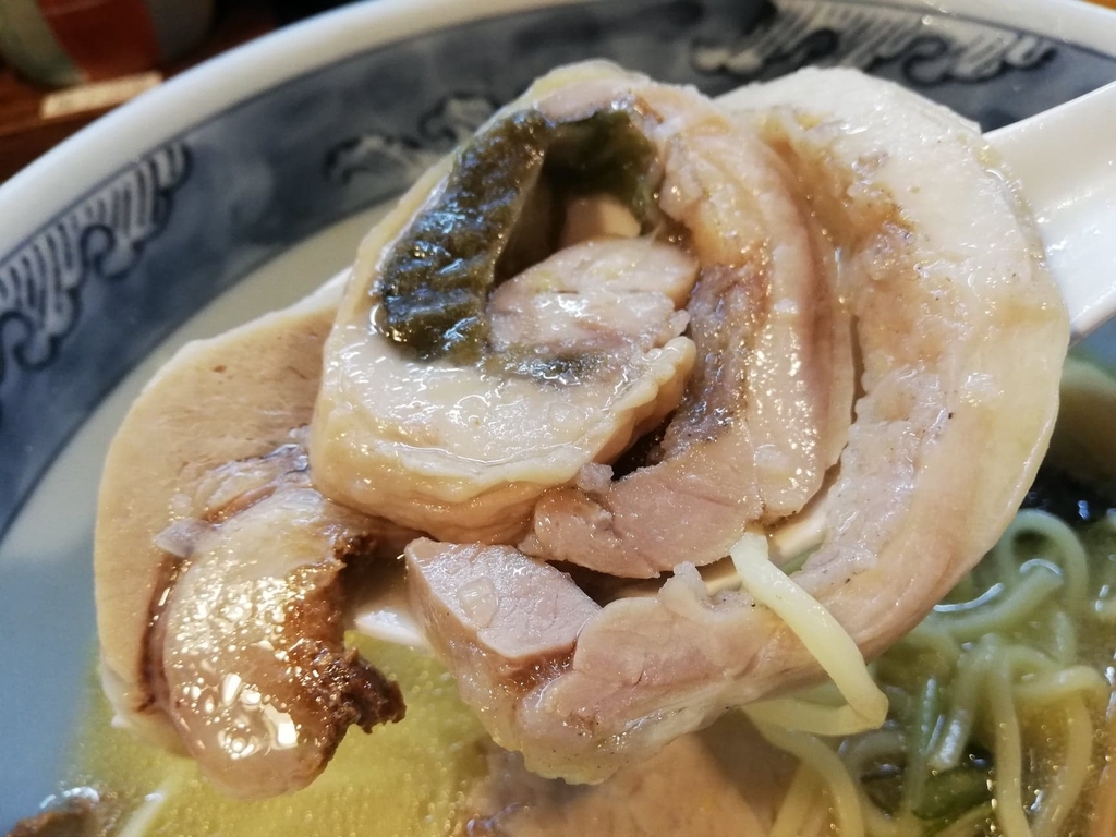 特選塩ラーメンのチャーシューのアップ