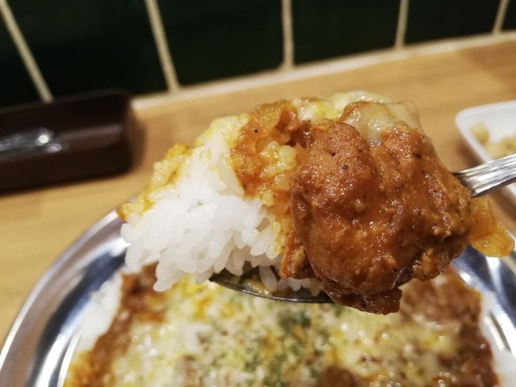 スプーンですくった高田馬場『プネウマカレー』のチキン