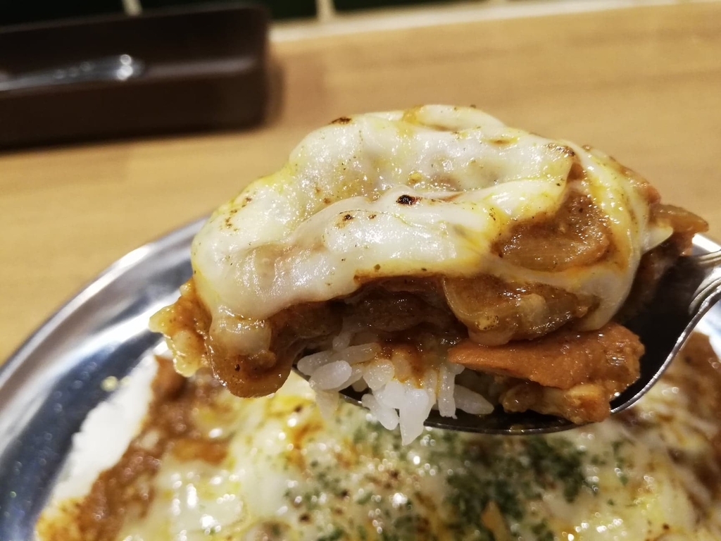 スプーンですくった、高田馬場『プネウマカレー』のチーズとカレールーの写真