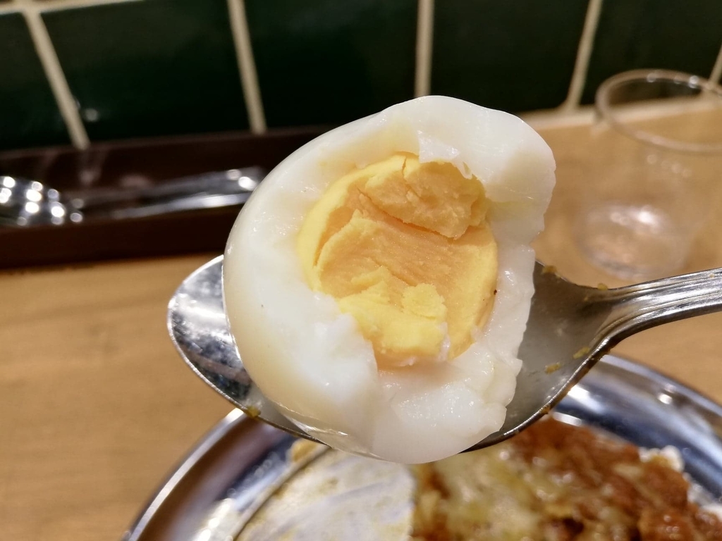 高田馬場『プネウマカレー』のゆで卵を割ったところ