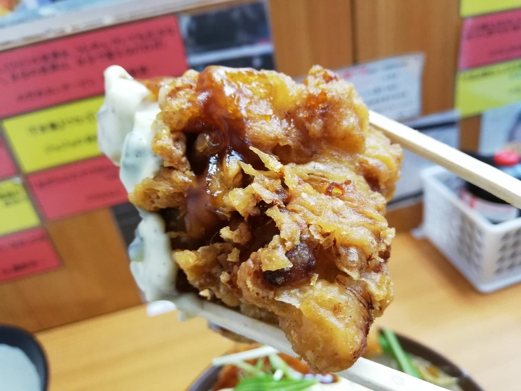 箸で掴んだ吉祥寺『どんぶり』の唐揚げ